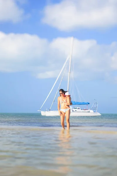 Mère Portant Tout Petit Sur Plage — Photo