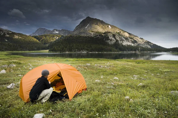 Hombre Acampando Cerca Big Sandy Lake Wind River Range Wyoming — Foto de Stock