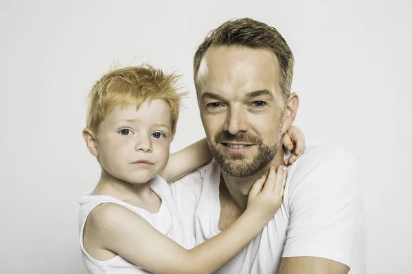 Estudio Retrato Niño Con Brazos Alrededor Padre — Foto de Stock