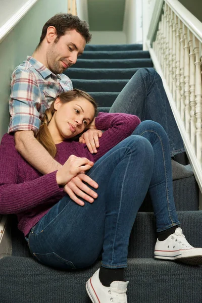 Jeune Couple Assis Sur Escalier — Photo