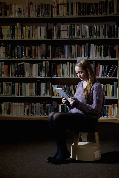 Leerling Met Tablet Computer Bibliotheek — Stockfoto