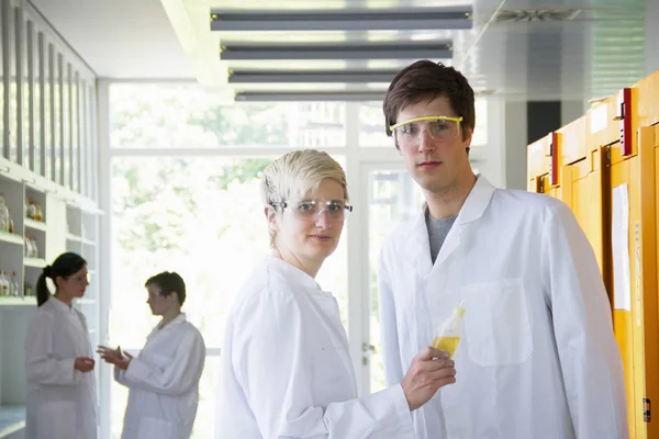 研究室の化学系学生 — ストック写真