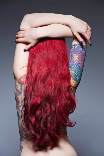 Młoda Kobieta Długimi Rudymi Włosami Tatuażami Ujęcie Studyjne — Zdjęcie stockowe