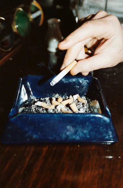 Homem Fumando Pub — Fotografia de Stock