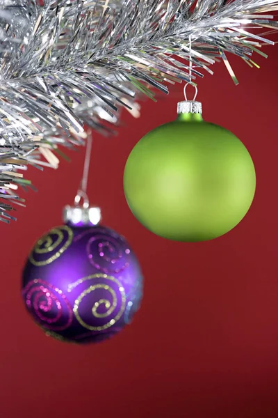 Twee Kerstballen Rode Achtergrond — Stockfoto