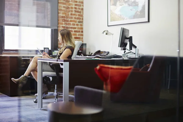 Mujer Joven Usando Tableta Oficina — Foto de Stock