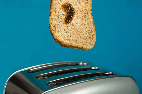 有心形烧伤和烤面包机的烤面包 — 图库照片