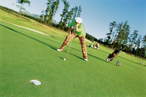 Mann Spielt Golf Auf Feld — Stockfoto