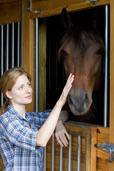 Mulher Adulta Média Com Cavalo Estábulo — Fotografia de Stock