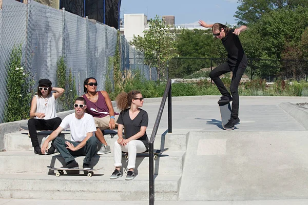 Skateboarders au skate park — Photo