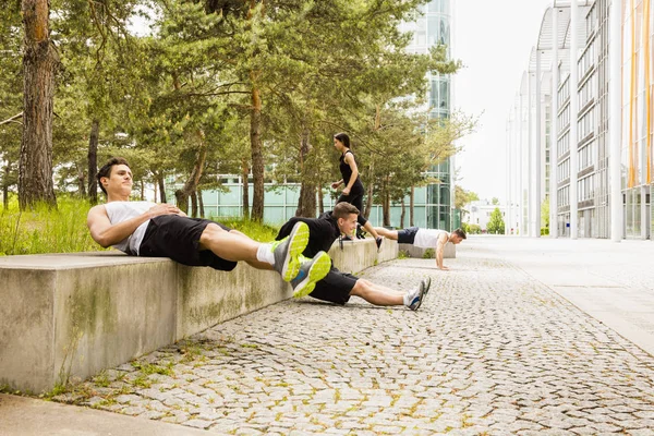 Entrenadores personales haciendo entrenamiento al aire libre en lugares urbanos, Munich, Baviera, Alemania —  Fotos de Stock