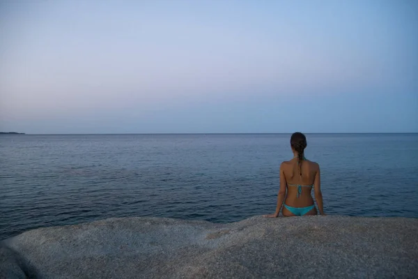 Молодая Женщина Сидит Скале Глядя Море Коста Рей Сардиния Италия — стоковое фото