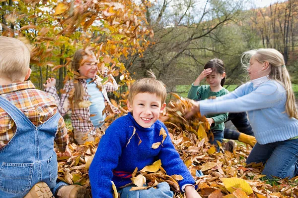 Miközben levelek között játszanak a gyerekek — Stock Fotó
