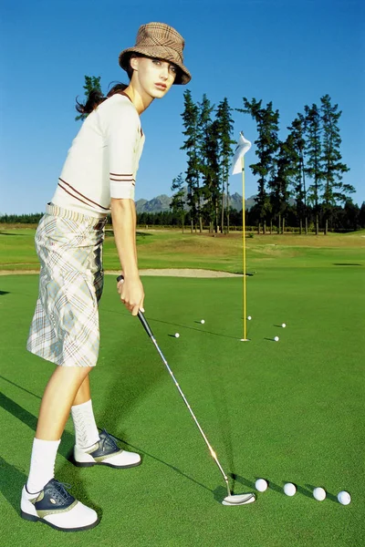 Donna Che Gioca Golf Sul Campo — Foto Stock