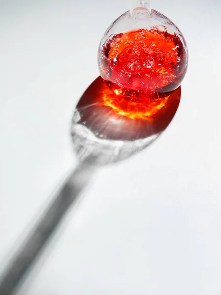 Liquido Rosso Una Fiaschetta Vetro — Foto Stock
