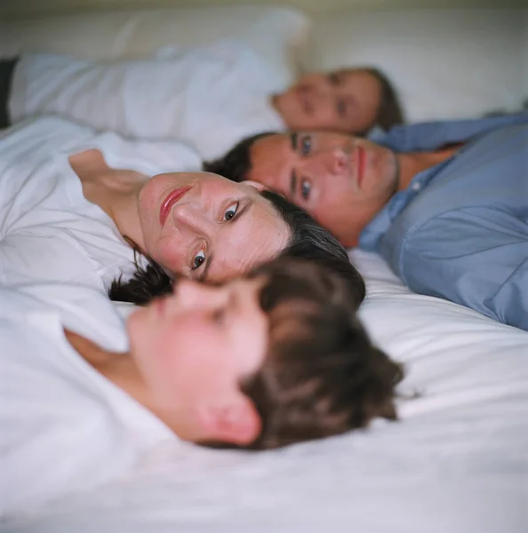 Aile Yatakta Dinleniyor — Stok fotoğraf