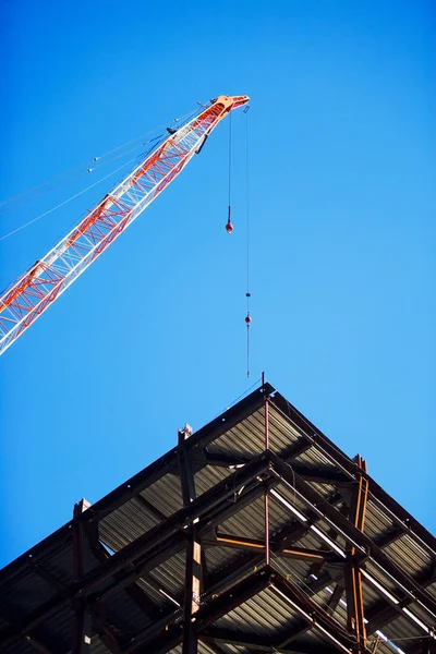 クレーンと建設中の建物 — ストック写真