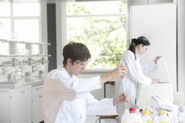 Φοιτητές Χημείας Στο Εργαστήριο — Φωτογραφία Αρχείου