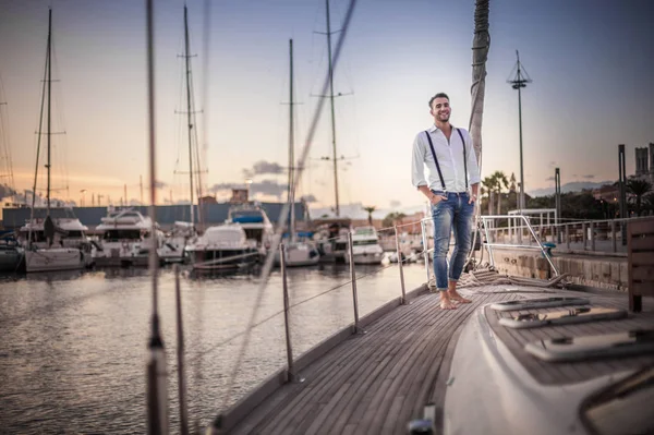 Fiatal Férfi Pihentető Jacht Cagliari Szardínia Olaszország — Stock Fotó