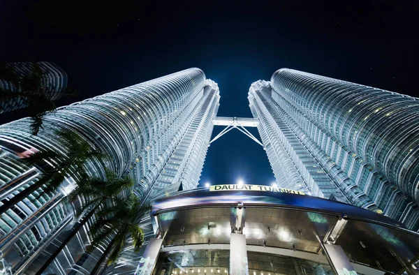 ペトロナスタワー 夜に照明 低角度ビュー クアラルンプール マレーシア — ストック写真