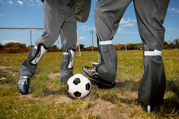 Бизнесмены Играют Футбол Свежем Воздухе — стоковое фото