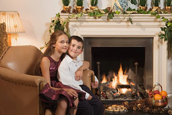Kinderen Door Het Branden Van Open Haard Met Kerstmis — Stockfoto