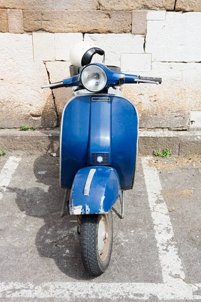 Scooter Blu Sopra Parete — Foto Stock