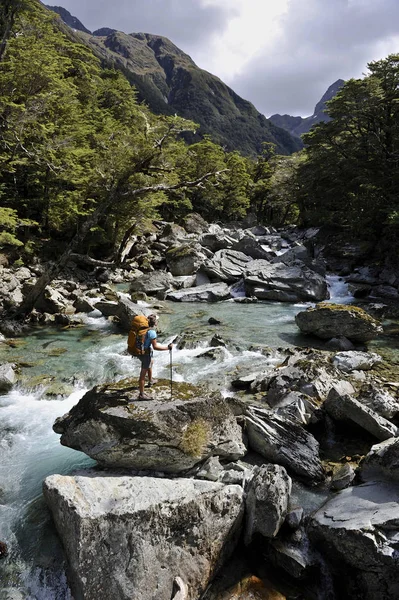 Frau Steht Auf Felsen Fluss Neuseeland — Stockfoto