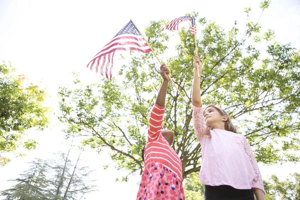 Κορίτσια Που Κρατούν Αμερικανικές Σημαίες Στο Πάρκο — Φωτογραφία Αρχείου