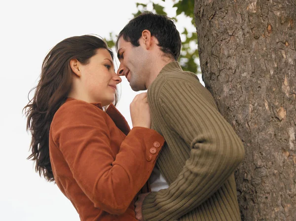 Pareja Abrazándose Cerca Del Árbol — Foto de Stock