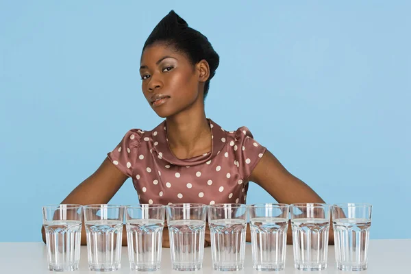 Mujer Joven Con Ocho Vasos Agua — Foto de Stock