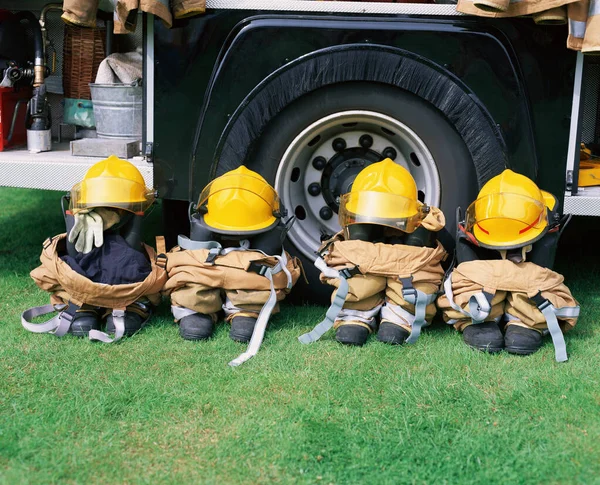 Uniformes Bomberos Cerca Del Coche — Foto de Stock