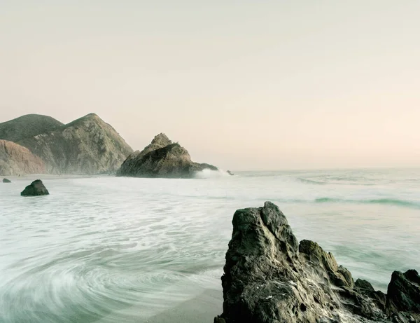大苏尔 加利福尼亚 犹他州的海潮和岩层景观 — 图库照片