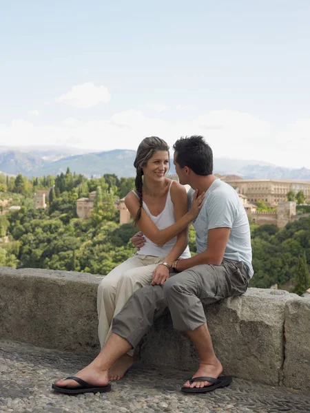 Alhambra附近墙上的情侣 — 图库照片