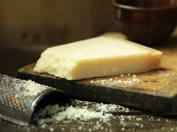 Τυρί Parmigiano Reggiano Τριμμένο Ξύλο Κοπής — Φωτογραφία Αρχείου
