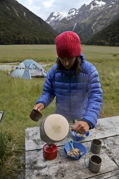 Niños Adultos Cocinando Comida Una Estufa Camping Nueva Zelanda — Foto de Stock