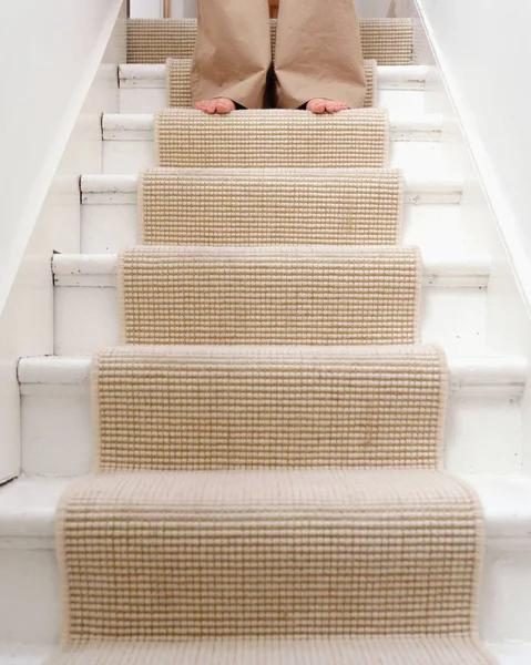Uma Fêmea Com Pés Descalços Descendo Escadas — Fotografia de Stock