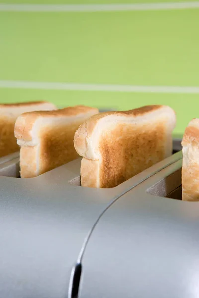 Toast im Toaster — Stockfoto