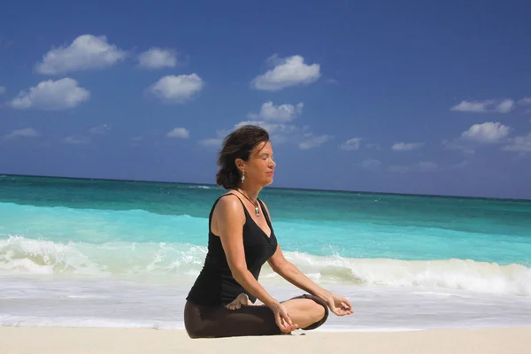 Mature Woman Lotus Position Beach Paradise Island Nassau Bahamas — Stock Photo, Image