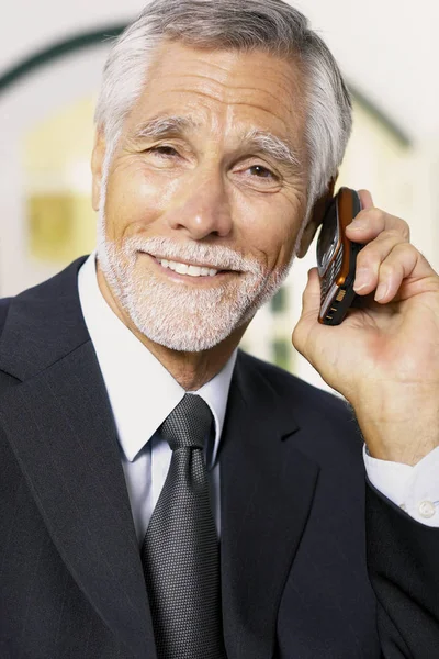 Бізнесмен Мобільним Телефоном Посміхається — стокове фото