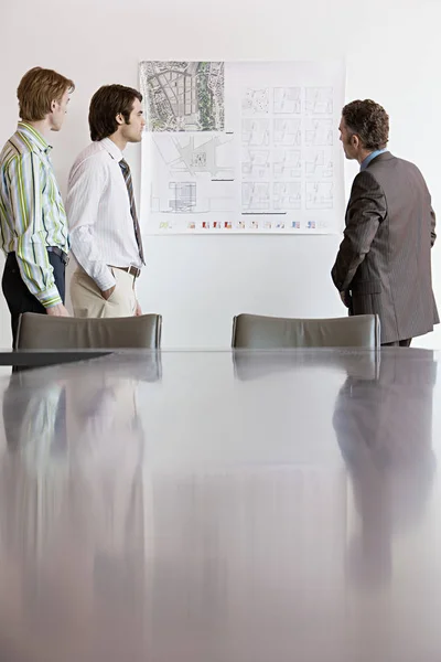 Empresários Olhando Para Planos Arquitetônicos — Fotografia de Stock