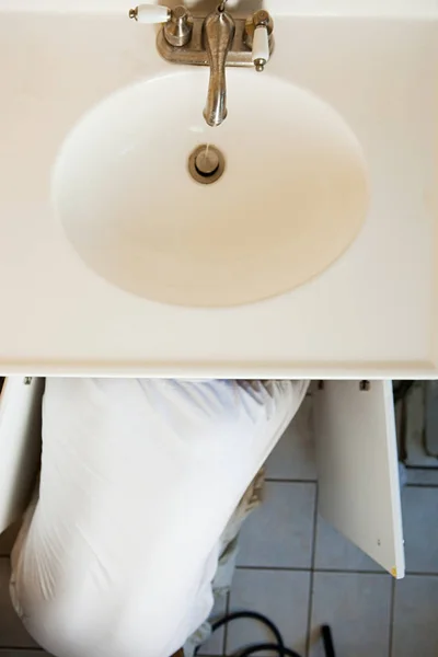Installateur Repariert Waschbecken Nahsicht — Stockfoto