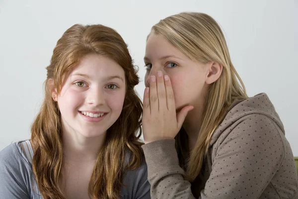 Tienermeisjes Roddelen Glimlachen — Stockfoto