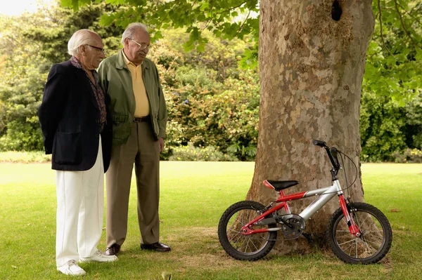 Старшие Мужчины Смотрят Велосипед — стоковое фото