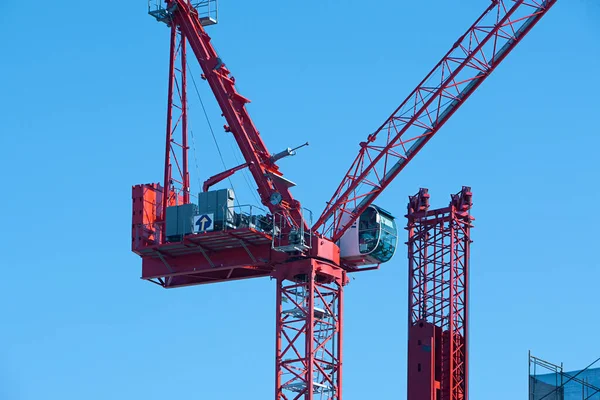 Kran und blauer Himmel — Stockfoto