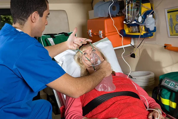 Krankenschwester Setzt Patient Sauerstoffmaske Auf — Stockfoto