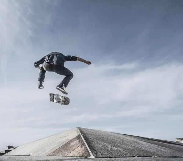 Jongeman Skateboarden Het Dak — Stockfoto