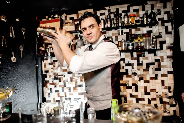 Barman Mieszanie Koktajl Barze — Zdjęcie stockowe
