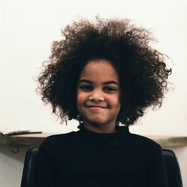 Adorable Petite Fille Avec Afro — Photo