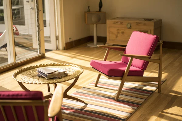 안락의자와 테이블 햇빛이 내리쬐는 — 스톡 사진